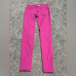 Woman’s Levi’s super skinny size 27
